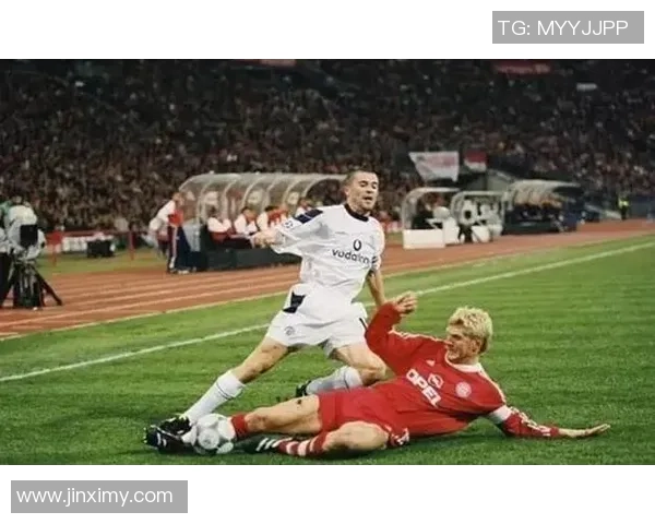 伪装成足球球星的神秘人物揭秘 跨越体育与娱乐的边界挑战 伪装成足球球星的神秘人物揭秘 跨越体育与娱乐的边界挑战