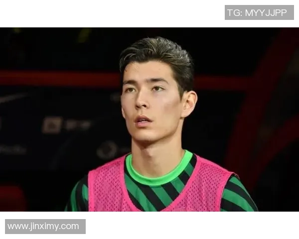 足球星二代俊美帅哥，继承父亲天赋展现独特风采，未来可期的足球新星